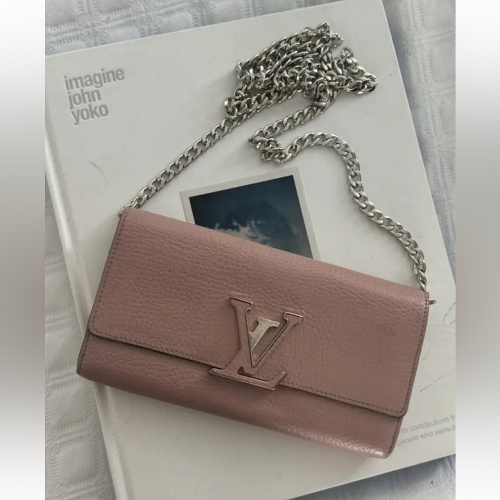 Louis Vuitton Capucines Wallet in Magnolia - Picture 4 of 16